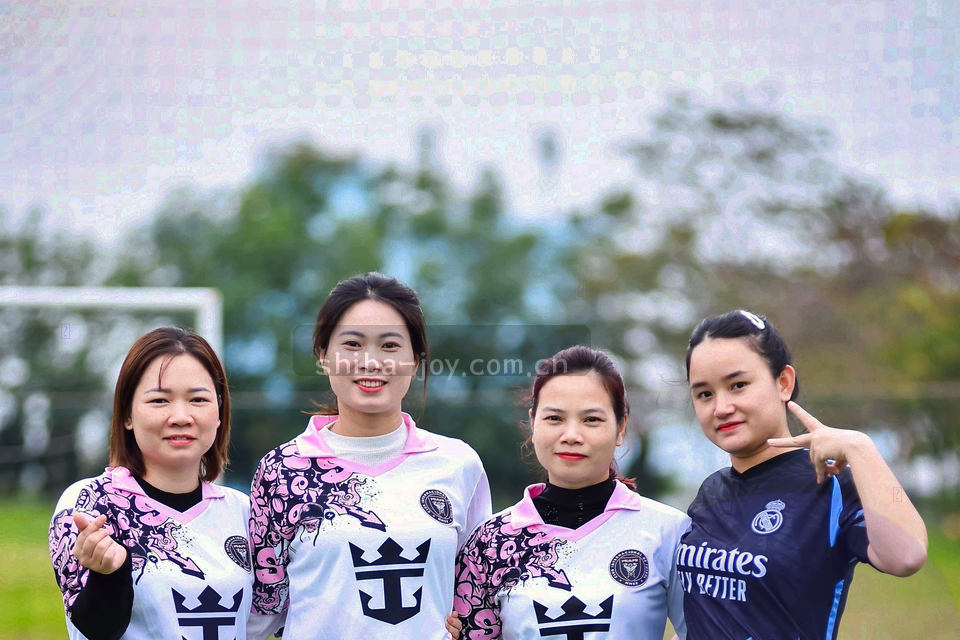 多个游戏界面缩略画面以斜角排列拼贴，背景为暗夜紫